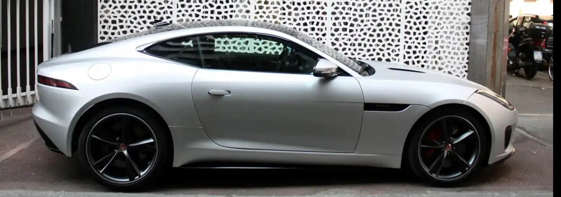 Jaguar F-Type F-Type 2019 CoupeCoupe 2.0 i4 rwd 300cv Stříbrná - 1