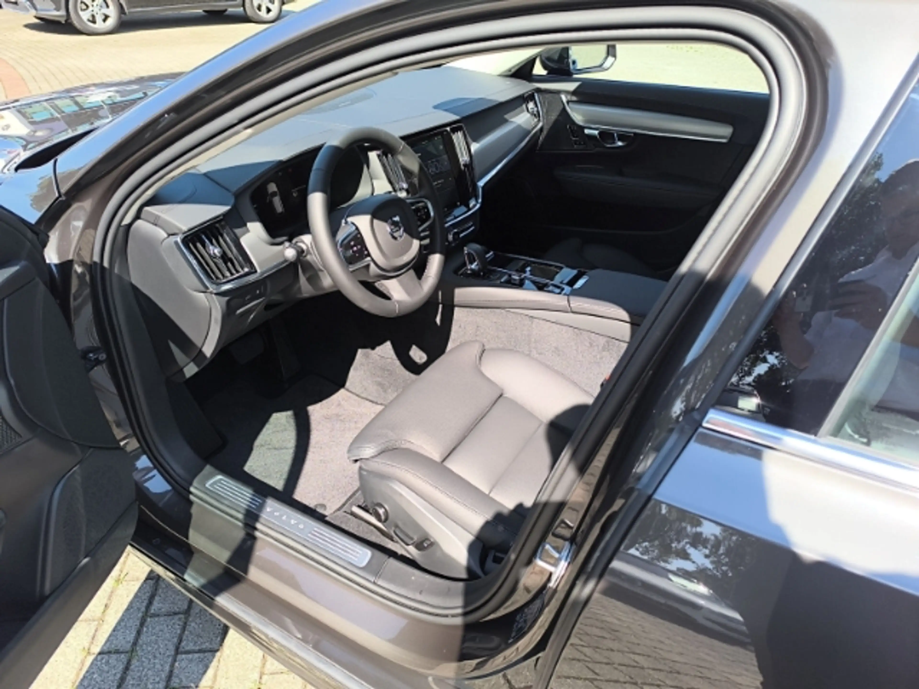 Volvo V90 Plus Bright AWD T6 19''LM AHK Leder eStandhz DAB H — photo 11