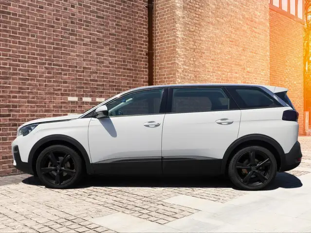 Peugeot 5008 view 3