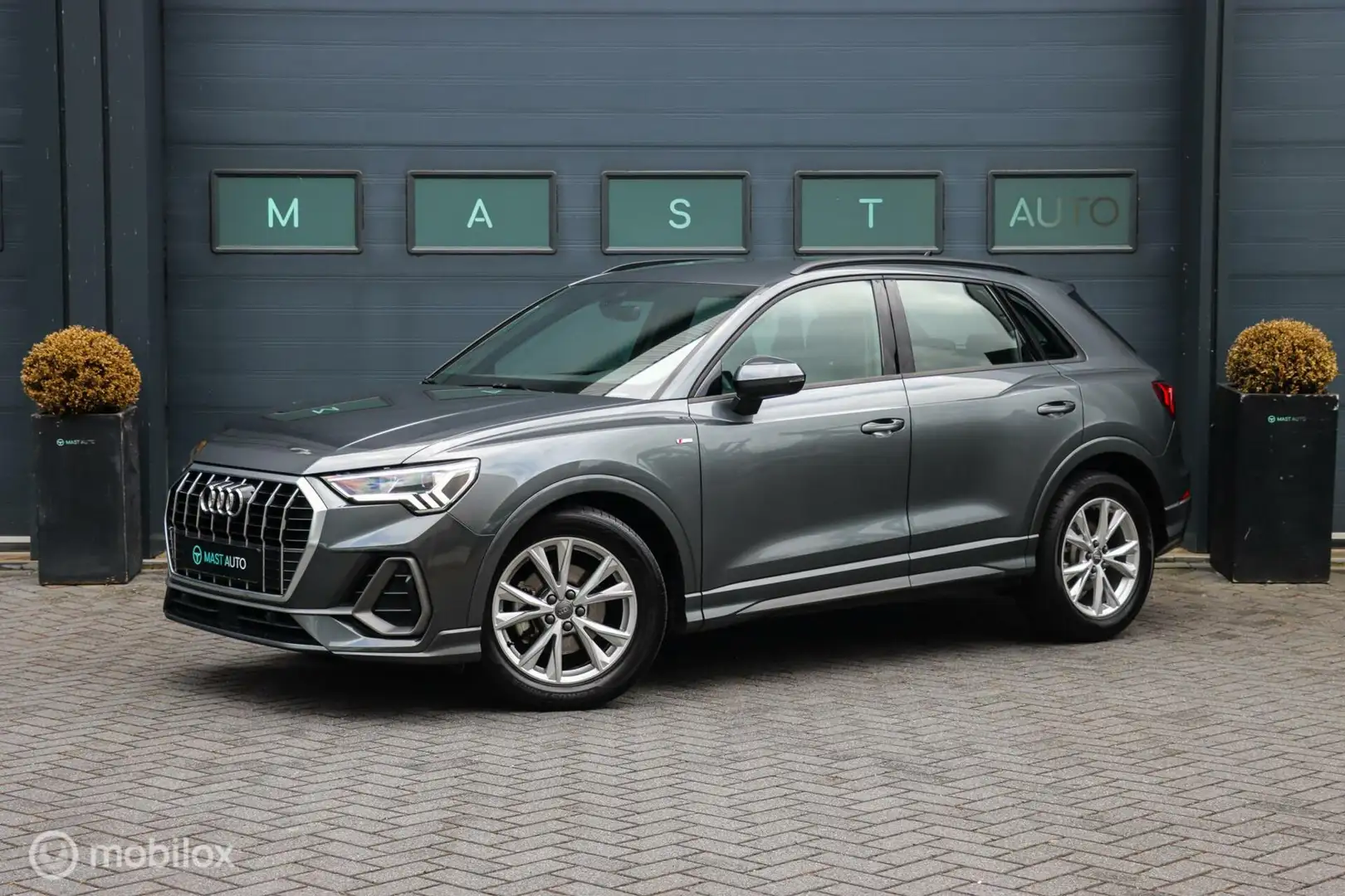 Audi Q3 35 TFSI 2x S-Line |NAP|Aut|LED|Trekhaak|Virtual| Grijs - 1