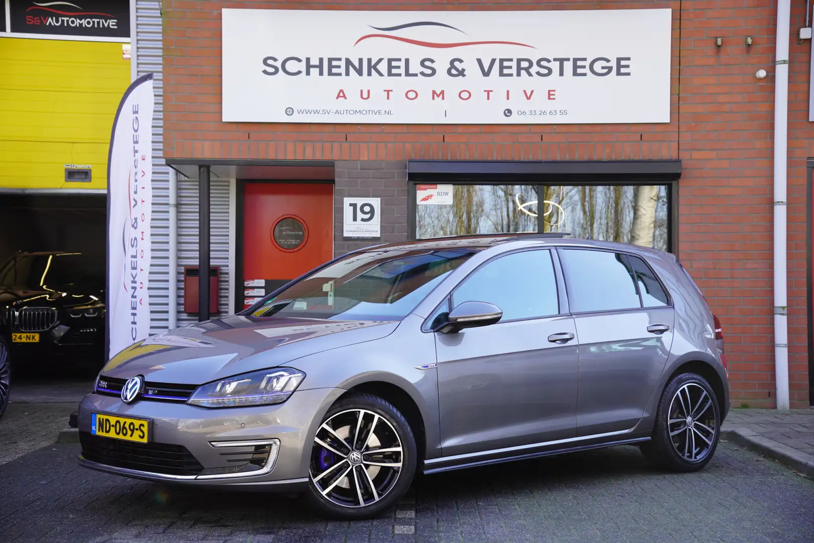 Volkswagen Golf GTE 1.4 TSI Connected Series / Panoramadak / Stoelverw Grijs - 1