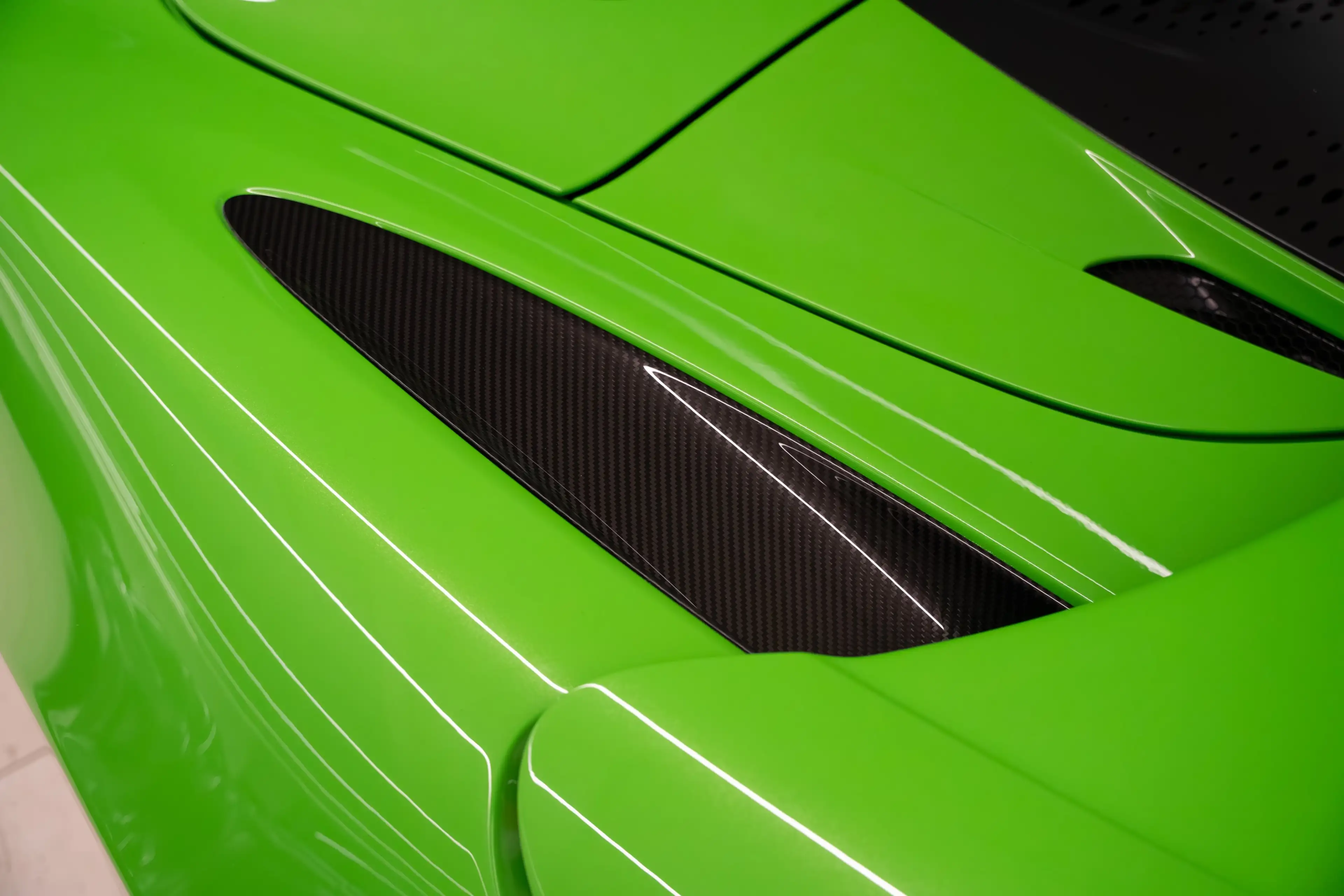 McLaren 750S Spider CF Exterior I Mantis Green I B&W — photo 12