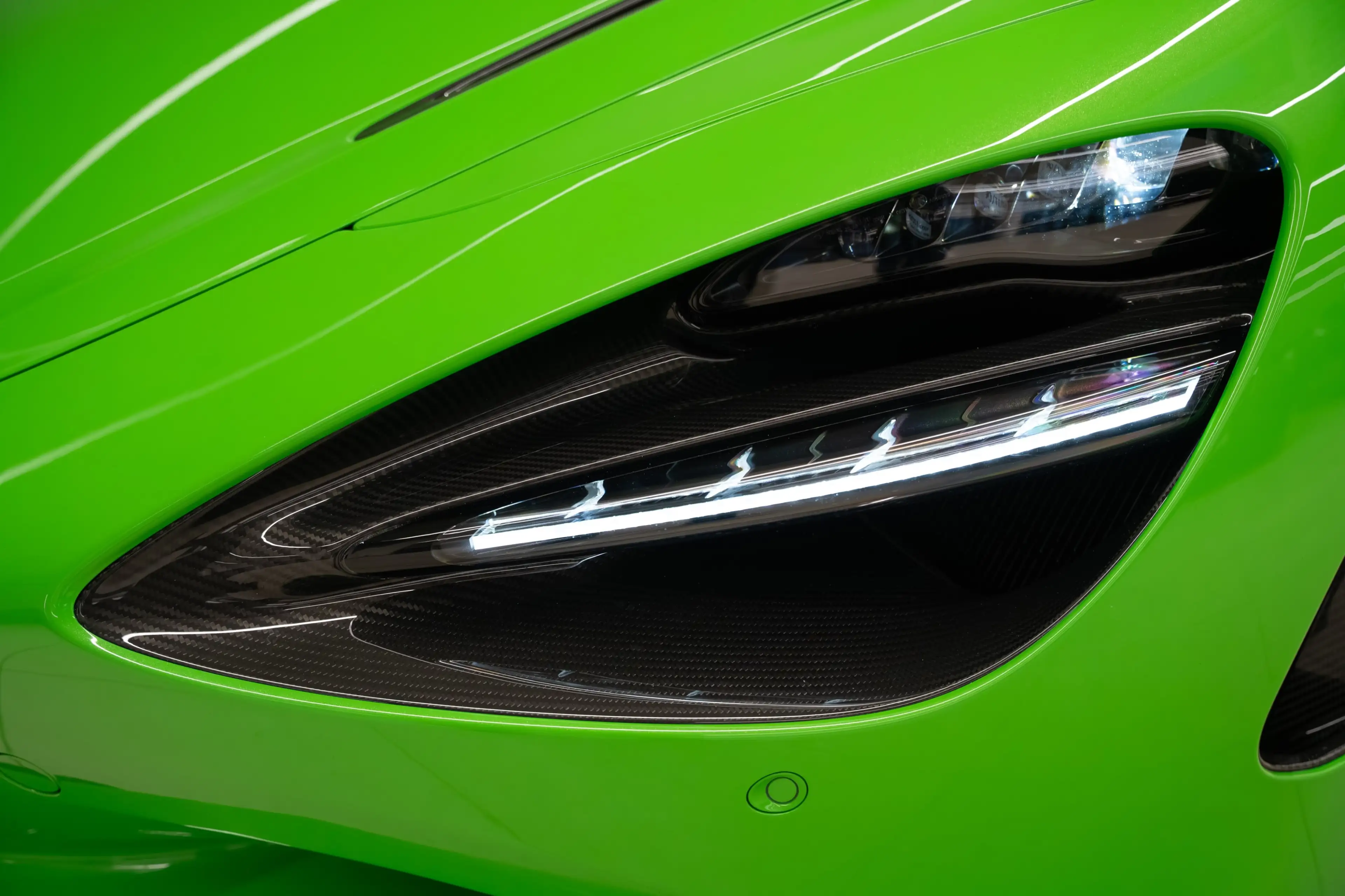 McLaren 750S Spider CF Exterior I Mantis Green I B&W — photo 11