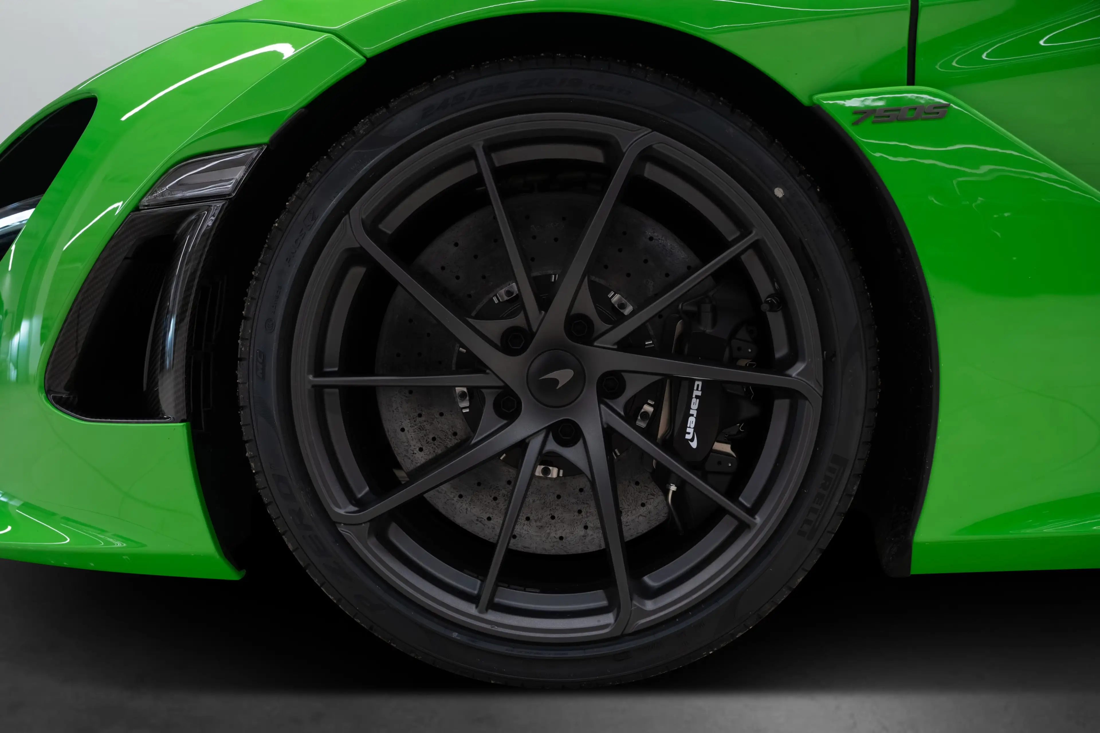 McLaren 750S Spider CF Exterior I Mantis Green I B&W — photo 9