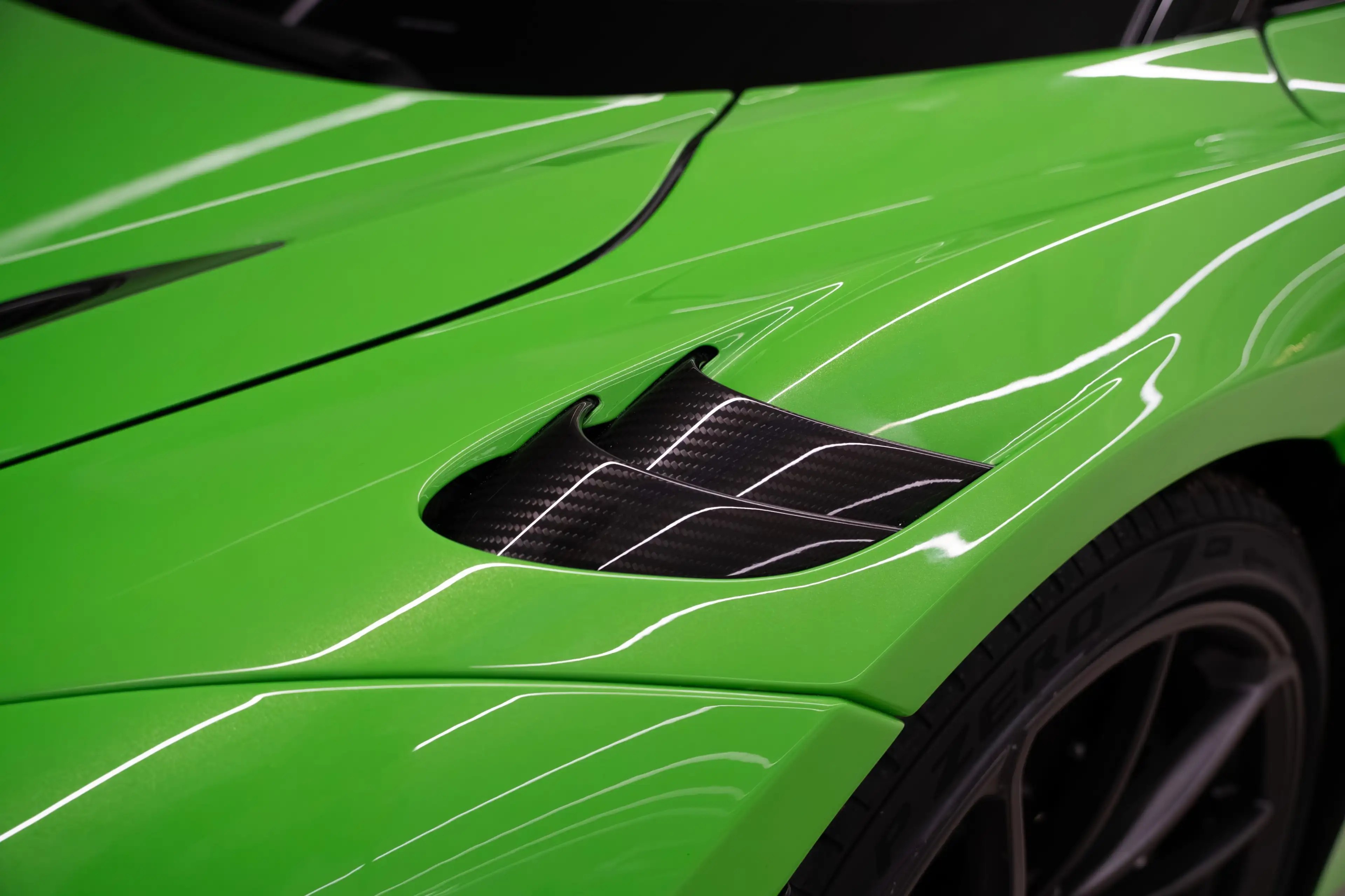 McLaren 750S Spider CF Exterior I Mantis Green I B&W — photo 13