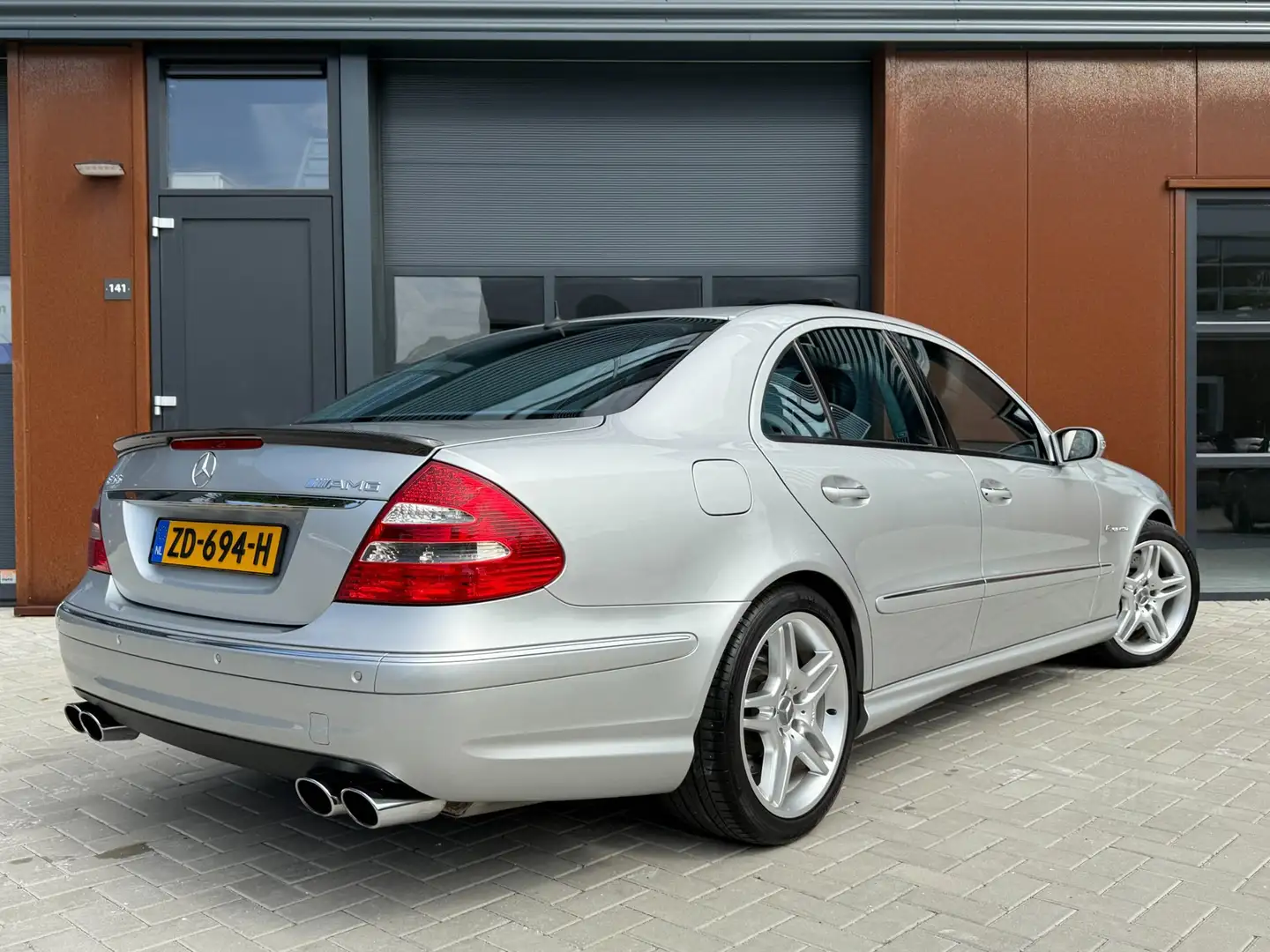 Mercedes-Benz E 55 AMG | Eisenmann-uitlaat | Volleer | H&K | Alcantarahem Silber - 2