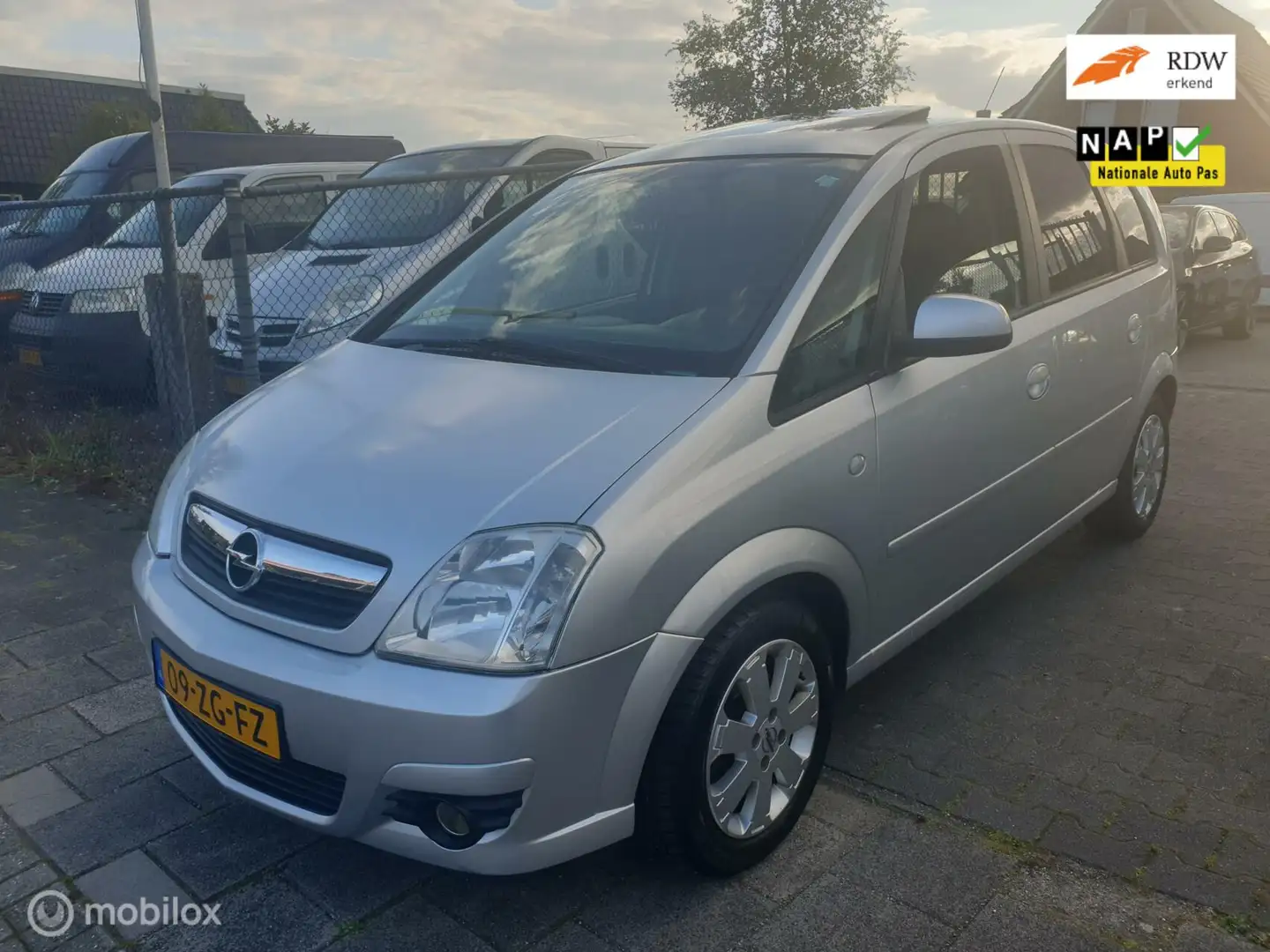 Opel Meriva 1.6-16V Temptation Grau - 1