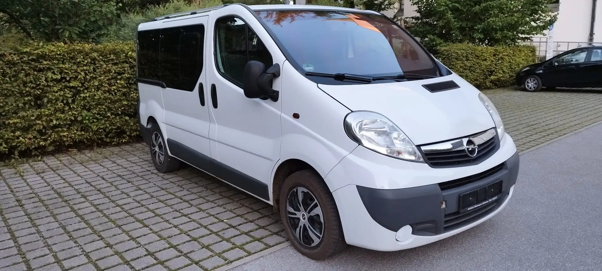 Opel Vivaro Kombi 9 Sitzer TÜV AHK Klima 2,7t Weiß - 2