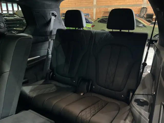 BMW X7 view 10