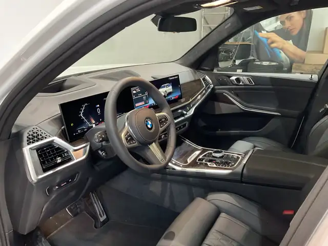 BMW X7 view 6