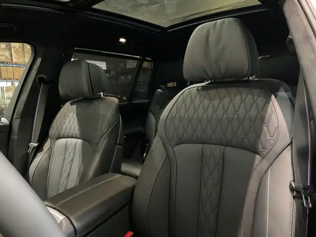 BMW X7 view 8