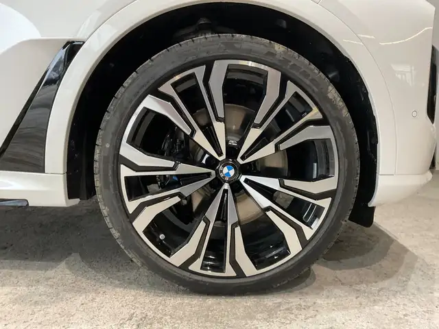 BMW X7 view 14