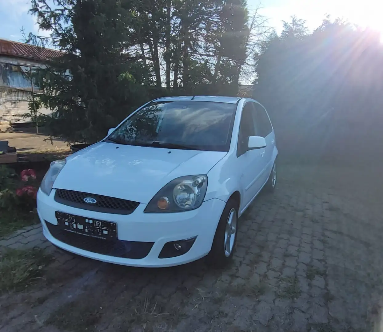 Ford Fiesta Style Weiß - 1
