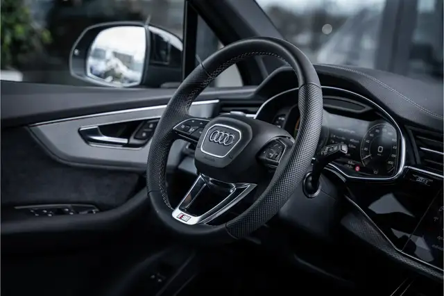 Audi Q7 view 11