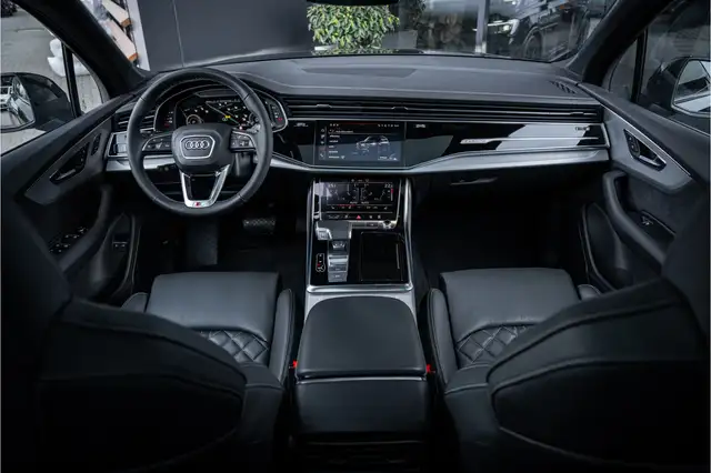 Audi Q7 view 9