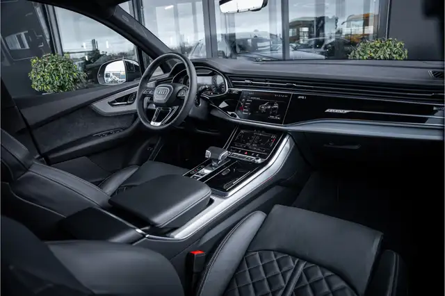 Audi Q7 view 10