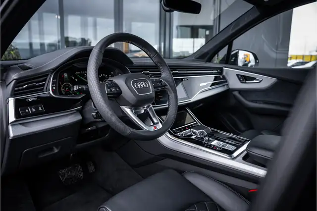 Audi Q7 view 8