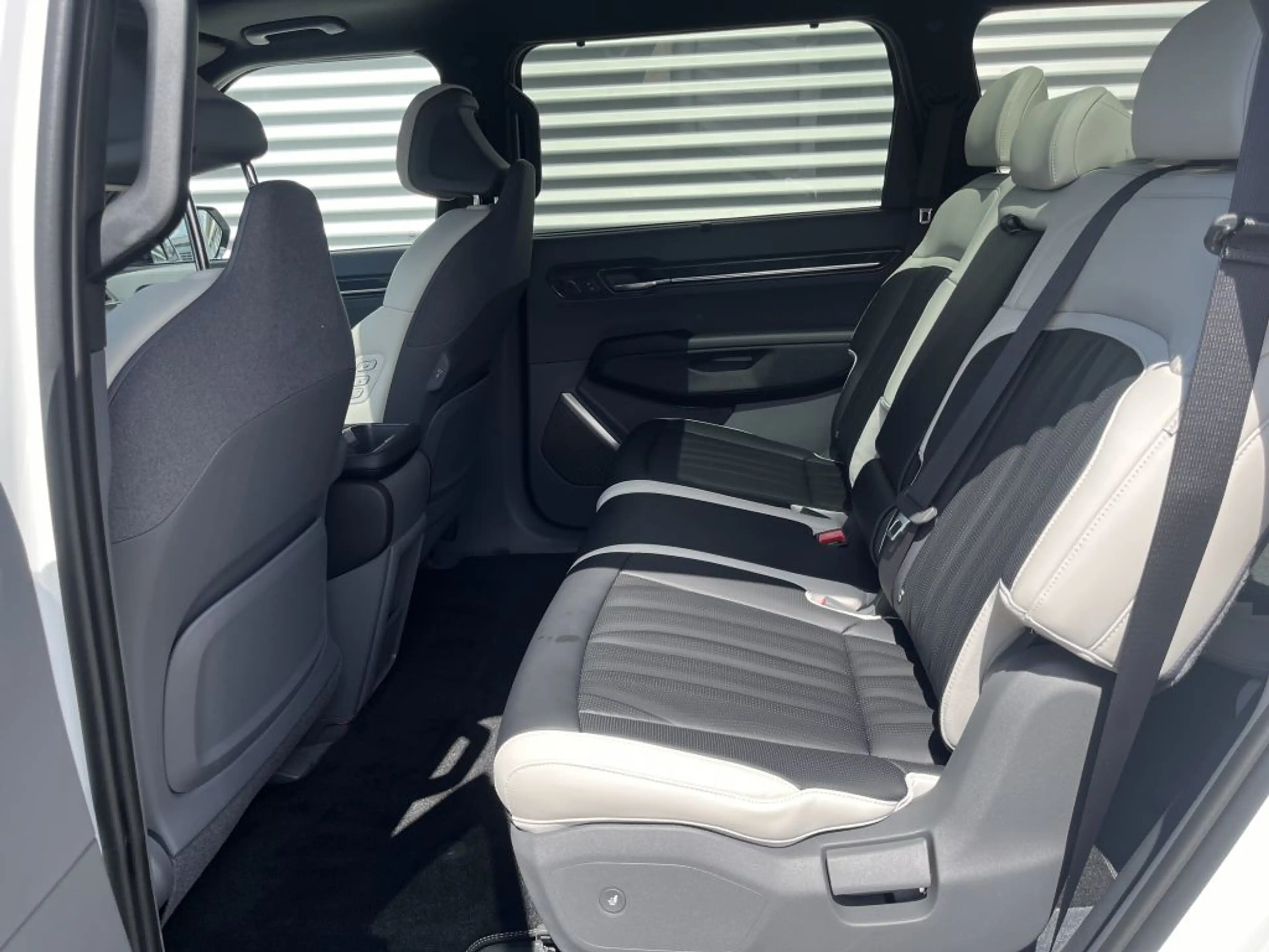 Kia EV9 99,8-kWh AWD GT-line Launch Edition — photo 11