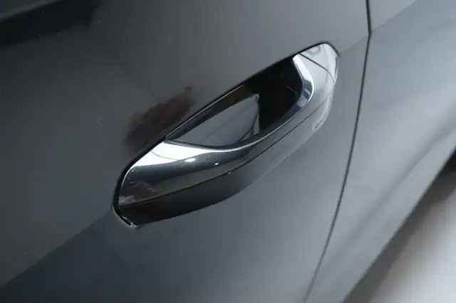 Audi A8 view 9