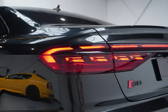 Audi A8 view 10