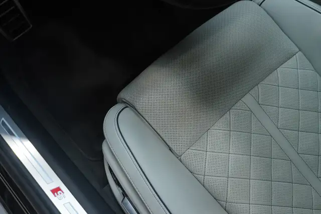 Audi A8 view 26