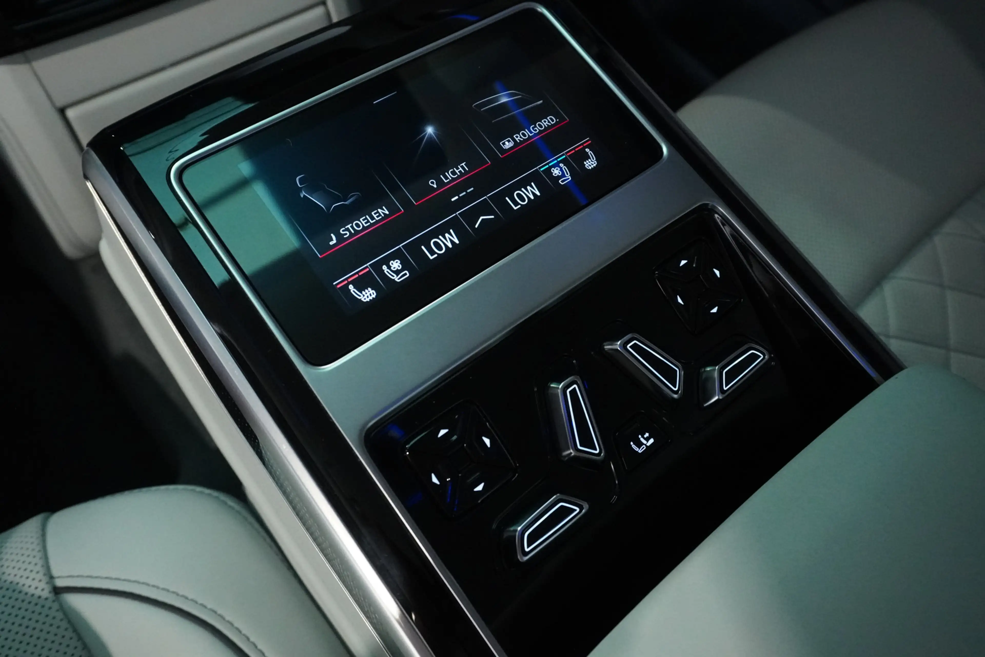 Audi A8 4.0 TFSI S8 Quattro / ABT / Audi-Exclusive / BTW a — photo 34