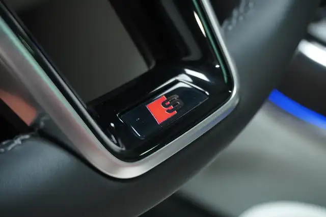 Audi A8 view 23
