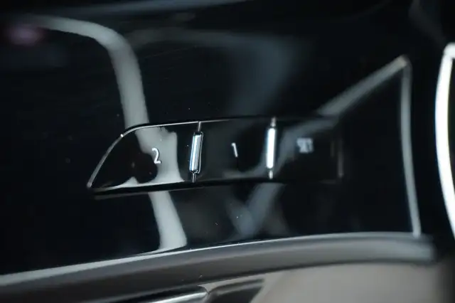 Audi A8 view 24