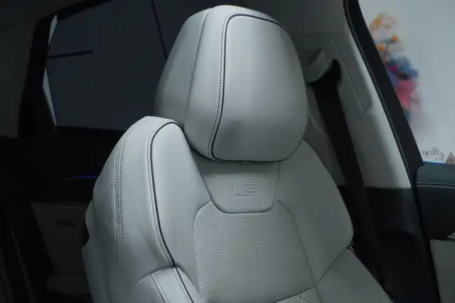 Audi A8 view 22