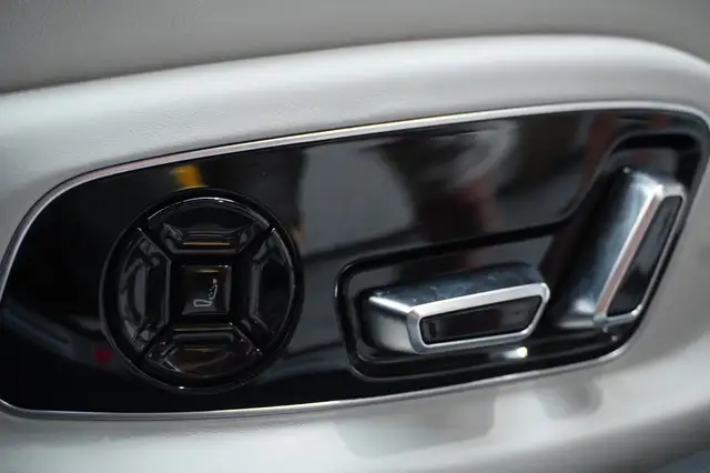 Audi A8 view 25