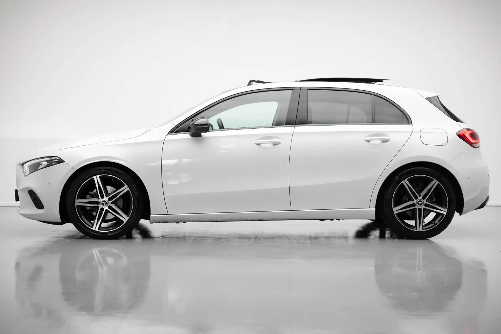 Mercedes-Benz A 180 A180 d Launch Edition Premium Plus | Pano|Cameleon Wit - 2