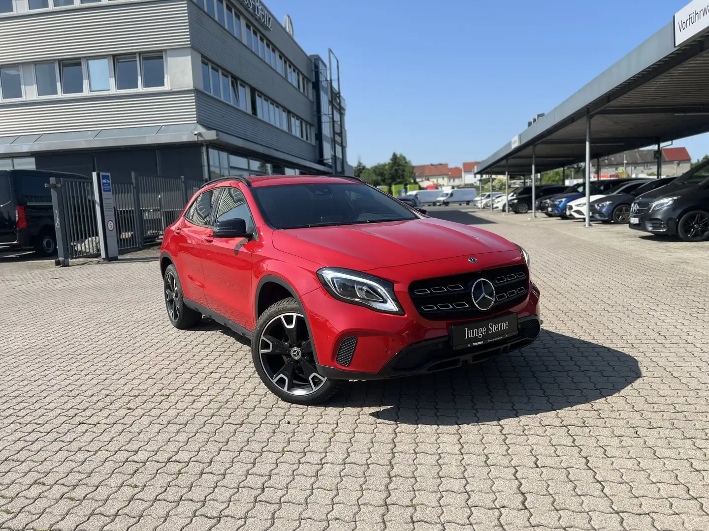 Mercedes-Benz GLA 250 GLA 250 4M Urban+Night+AHK+360°+Distronic+CarPlay Rot - 2