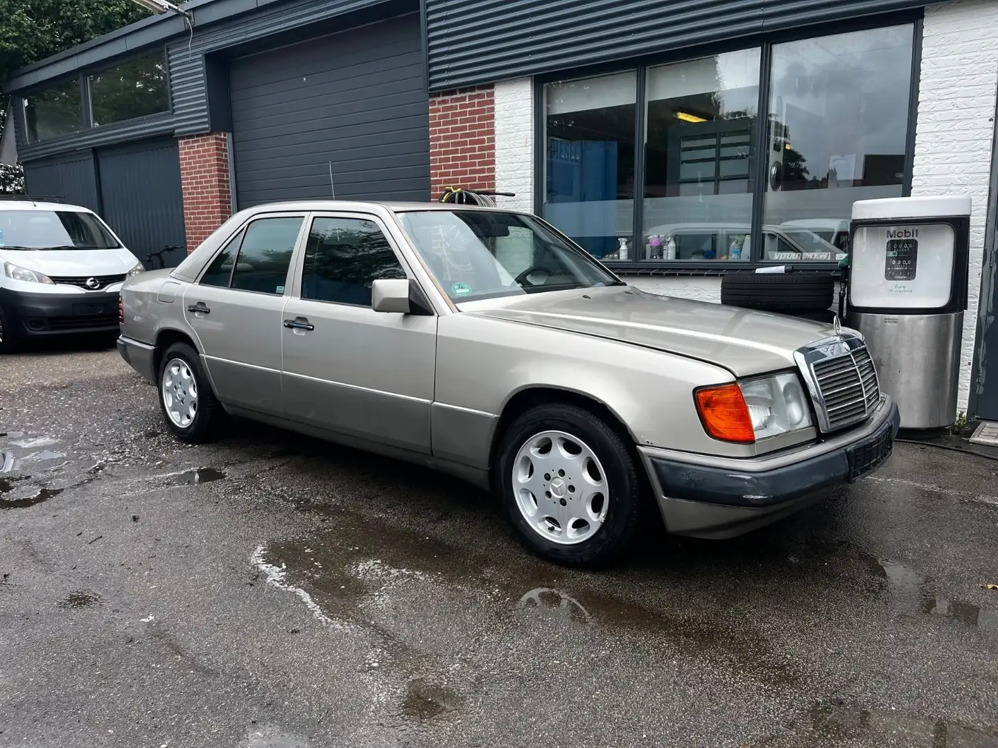 Mercedes-Benz 230 E Argintiu - 1