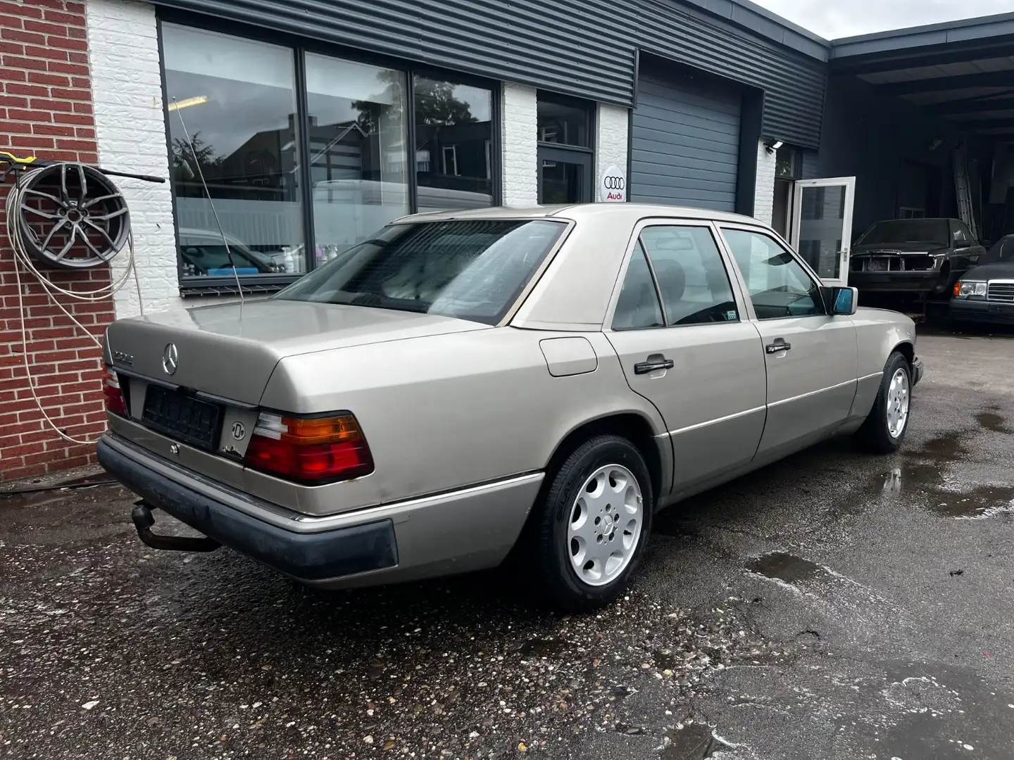 Mercedes-Benz 230 E Argintiu - 2