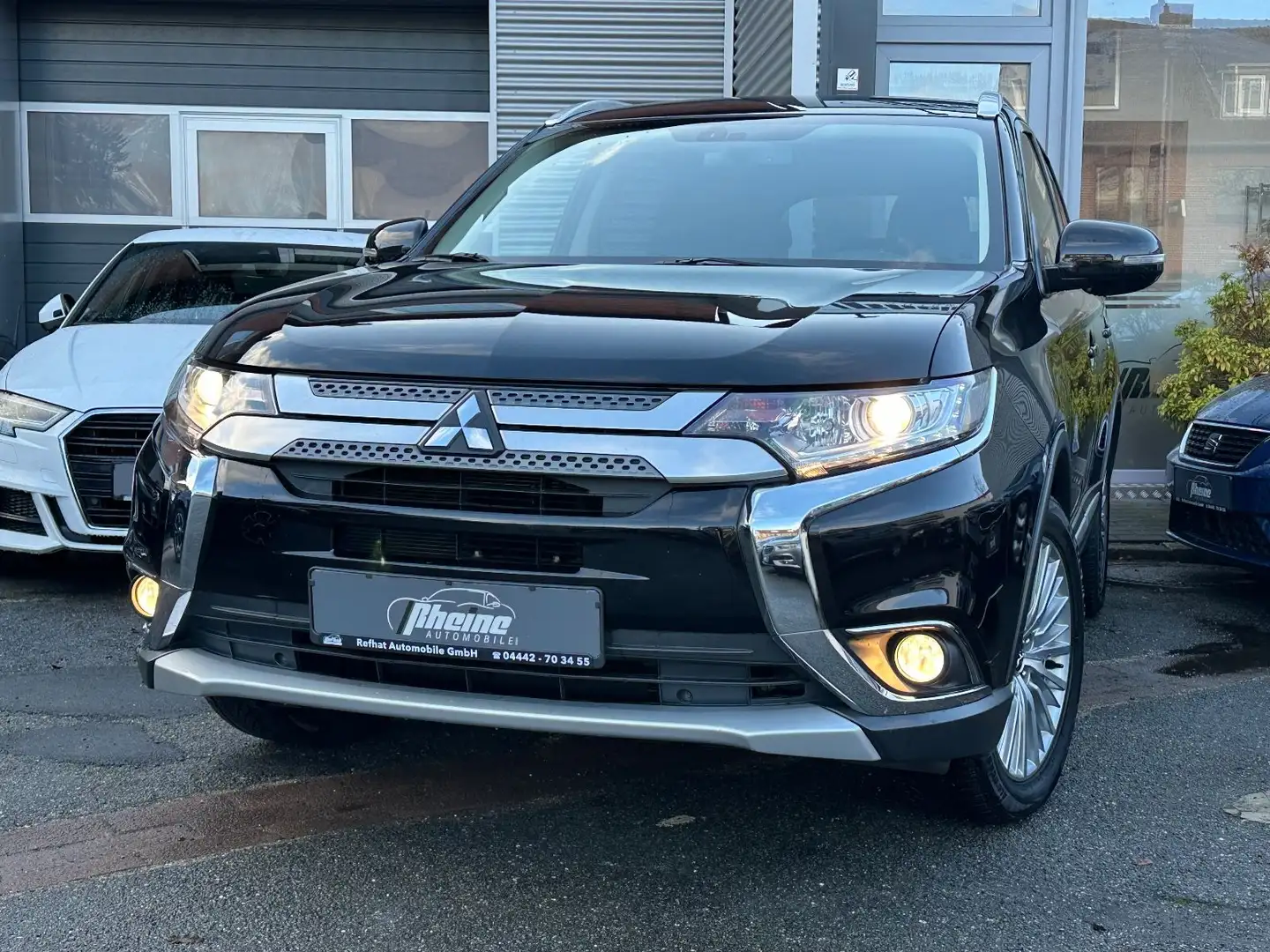 Mitsubishi Outlander Plus 4WD*XENON*SHZ*PDC*LED*AHK* Noir - 1