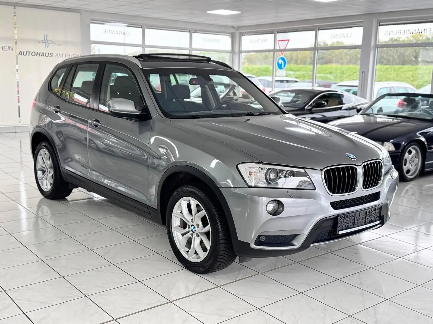 BMW X3 xDrive+Bi-Xenon+SHZ+Navi+Schiebedach+AHK+PDC Grau - 1