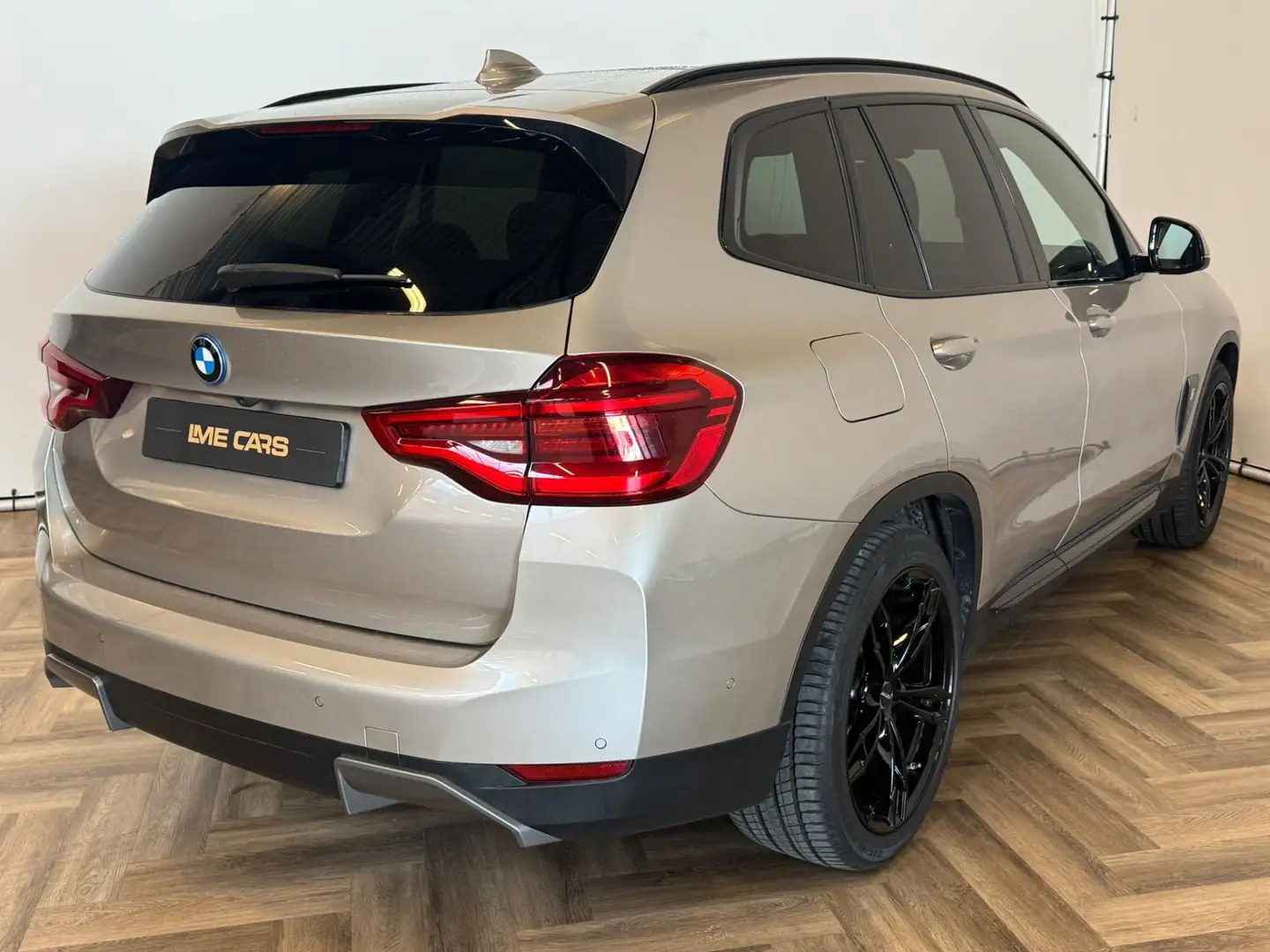 BMW iX3 Executive 80 kWh|PANO|DEALER ONDERHOUDEN| Gris - 2