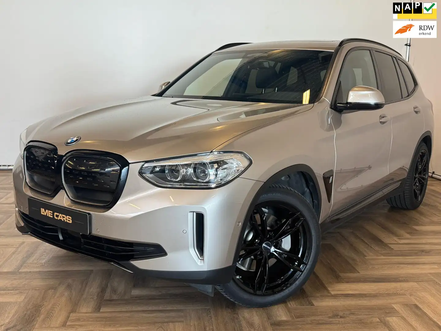 BMW iX3 Executive 80 kWh|PANO|DEALER ONDERHOUDEN| Grijs - 1