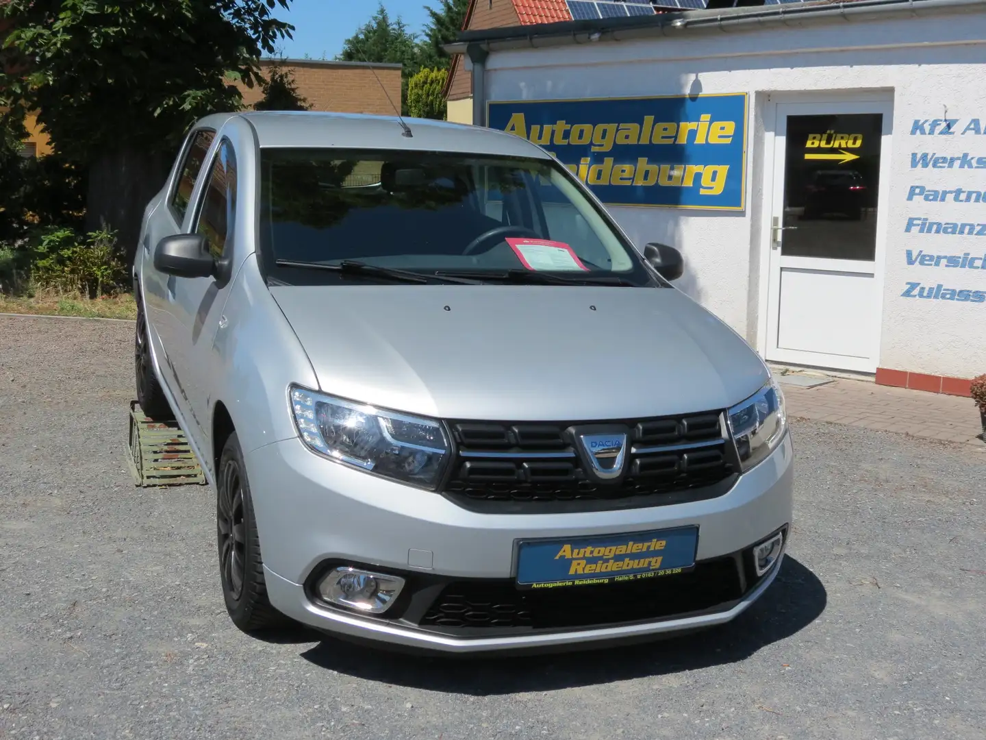 Dacia Sandero Essential 2.Hd. 5-türig!! Klima!!AHK!Allwetter! Argent - 1