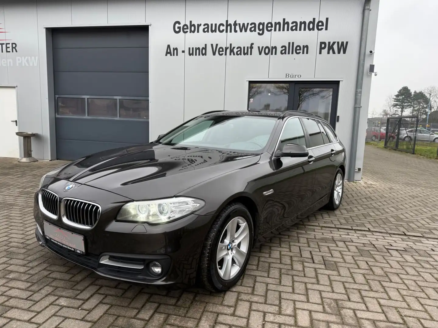BMW 520 d xDrive*R-KAMERA*NAVI*SHZ*PANORAMA*8FACH* Braun - 1