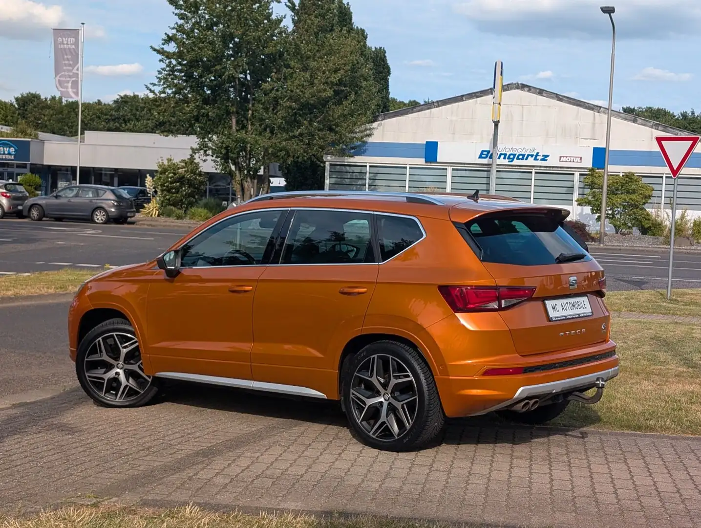 SEAT Ateca FR 4Drive*AUTOMATIK*ALCANTARA*KAMERA*PDC ! Orange - 2