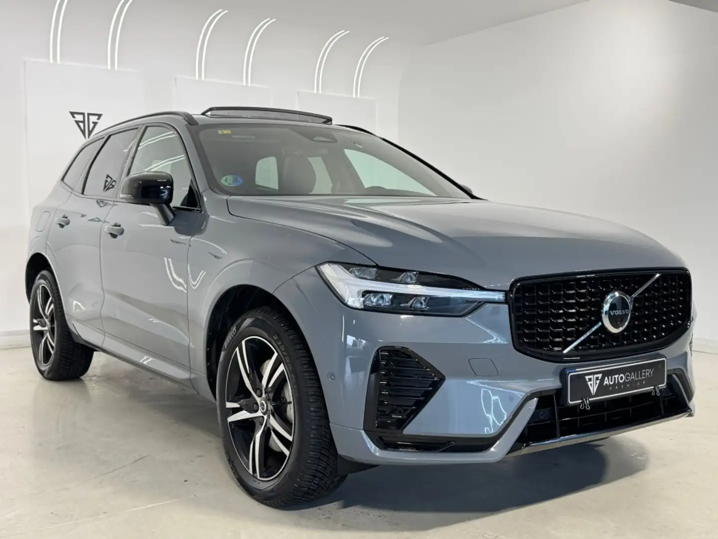 Volvo XC60 B4 Plus Dark FWD Aut. Gris - 2