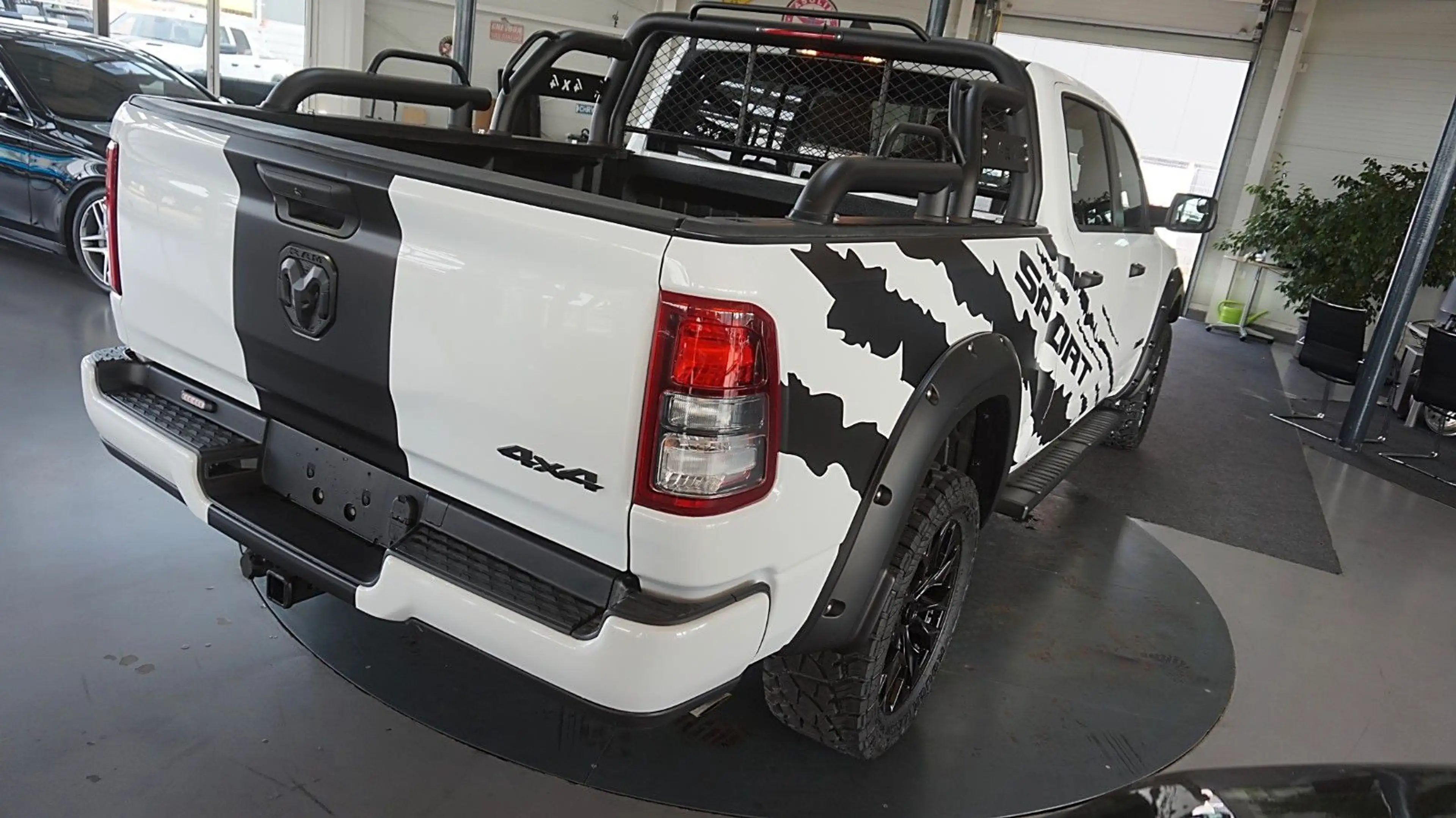 Dodge RAM 1500 SPORT*Longbed*Hoch-Breit*4X4*Rambar* — photo 8