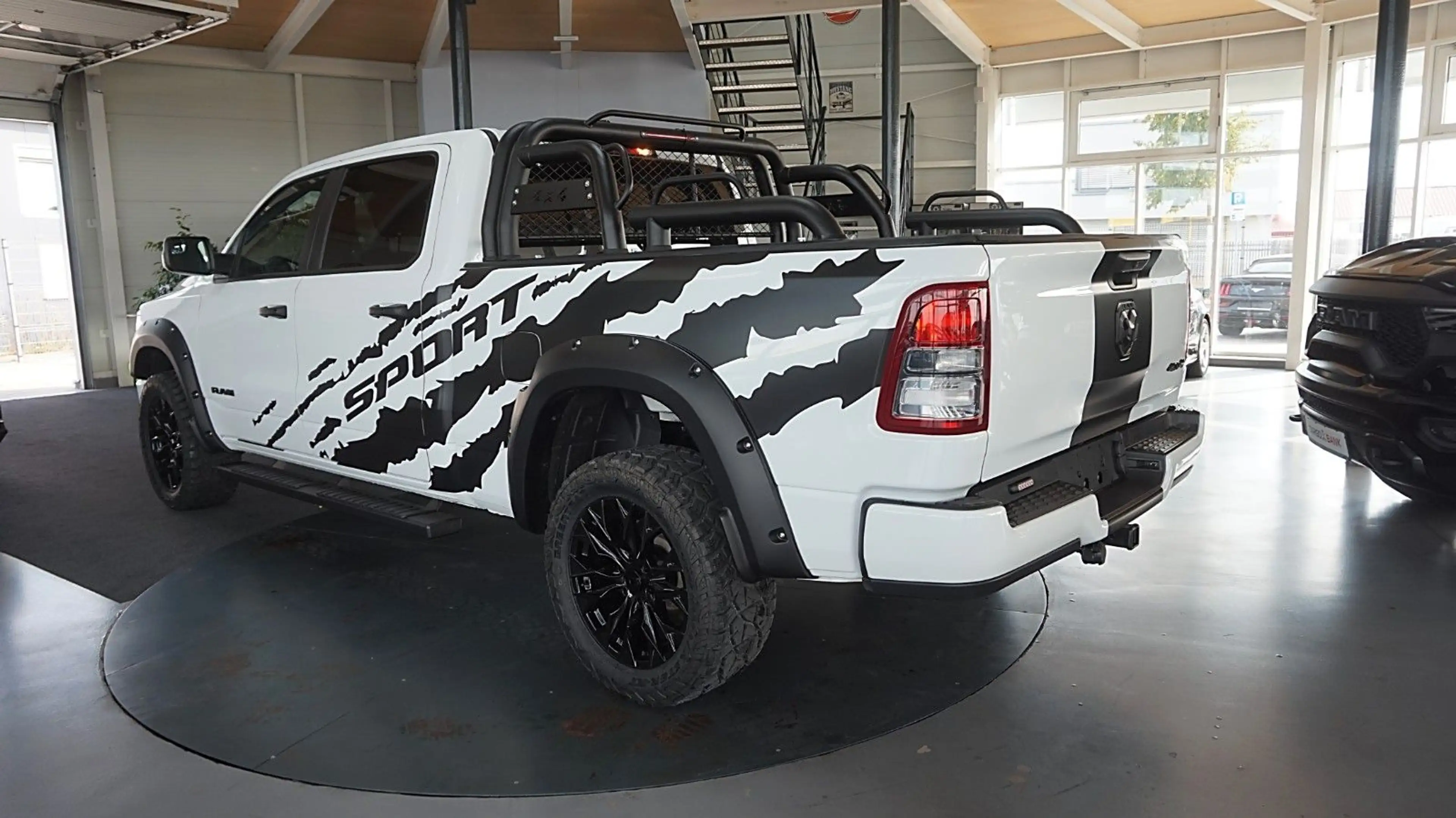 Dodge RAM 1500 SPORT*Longbed*Hoch-Breit*4X4*Rambar* — photo 6