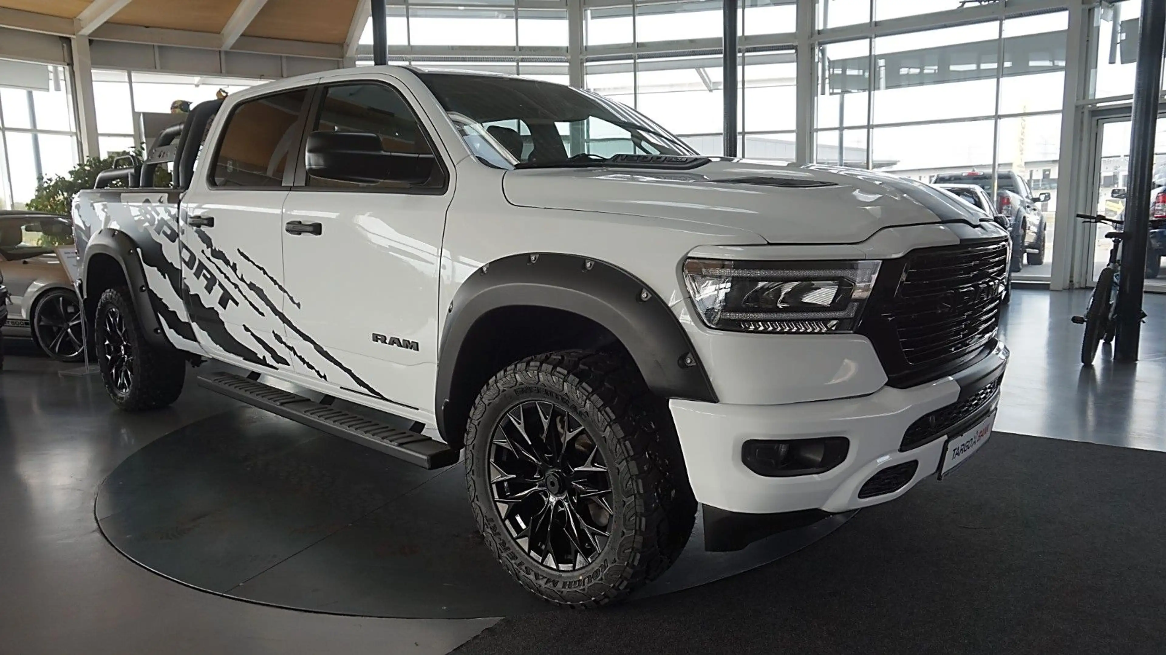 Dodge RAM 1500 SPORT*Longbed*Hoch-Breit*4X4*Rambar* — photo 2