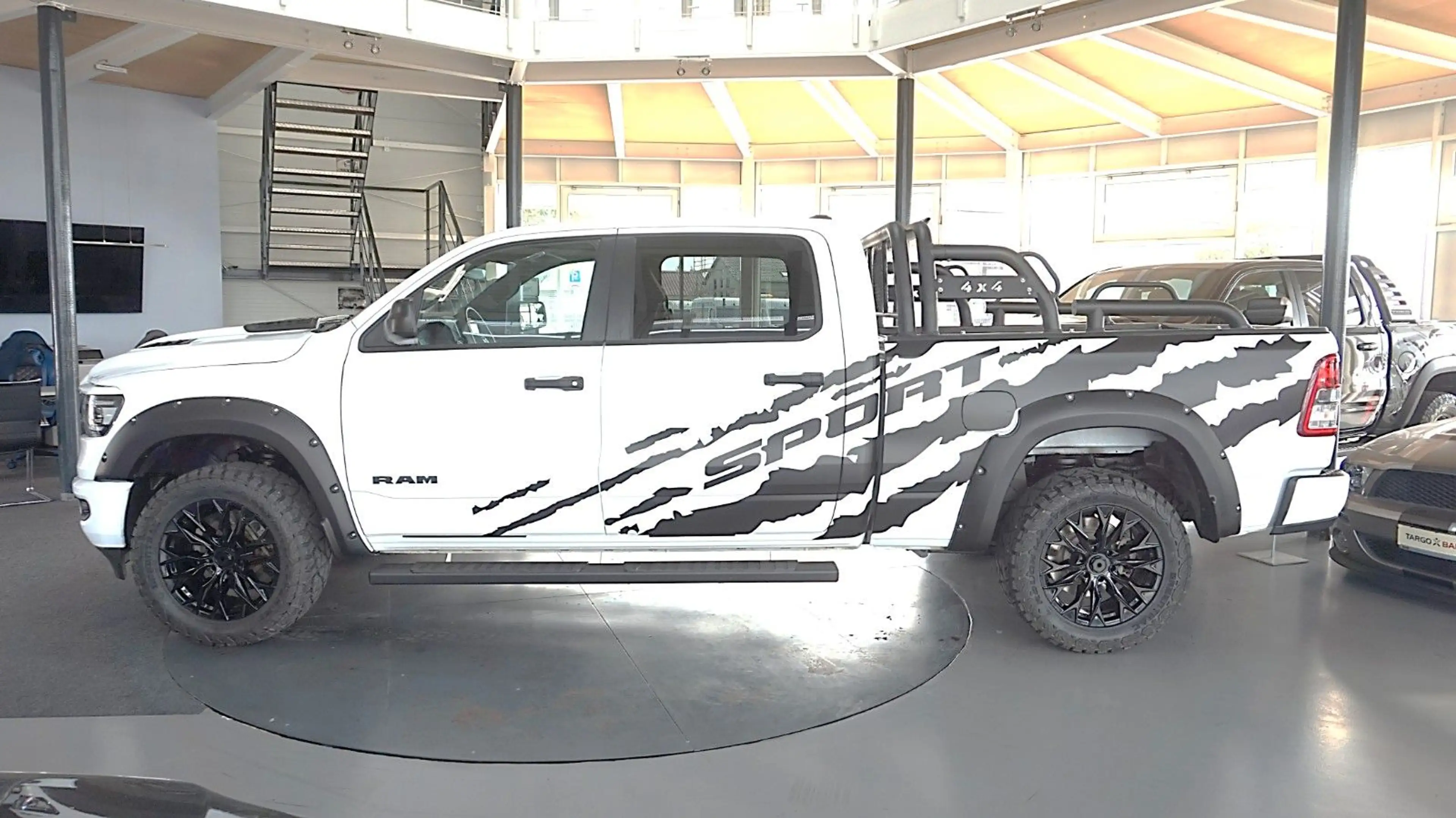 Dodge RAM 1500 SPORT*Longbed*Hoch-Breit*4X4*Rambar* — photo 4