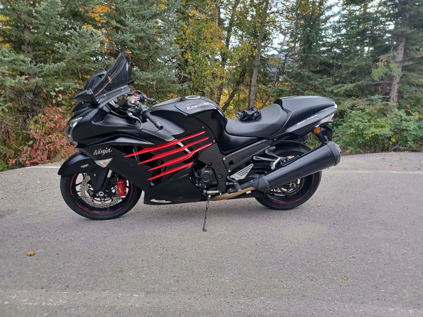 2014 Kawasaki Ninja ZX-14R | $ 9,500 | 28,500 km Super Sport for