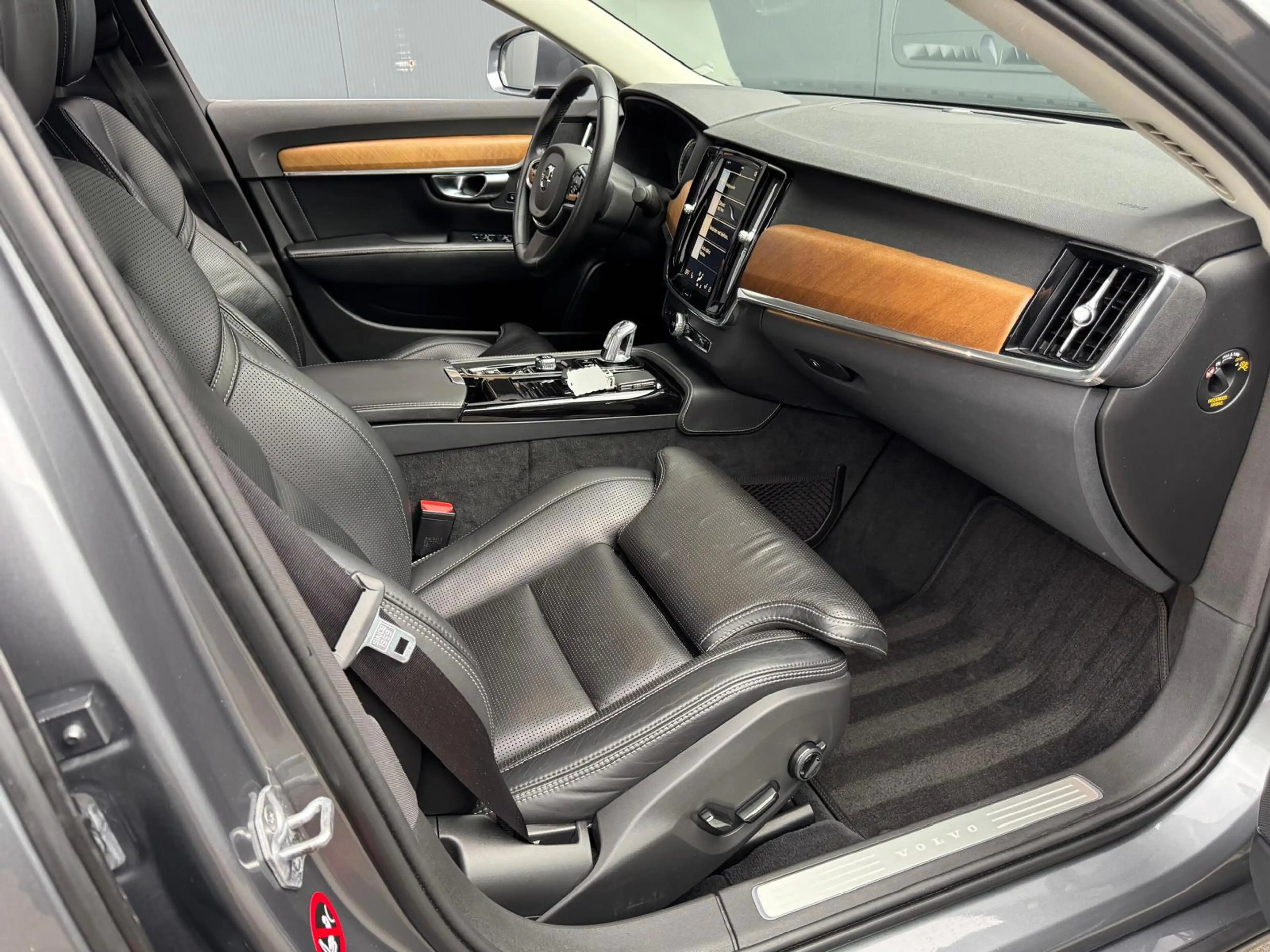 Volvo S90 2.0 T8 AWD R-Design — photo 14