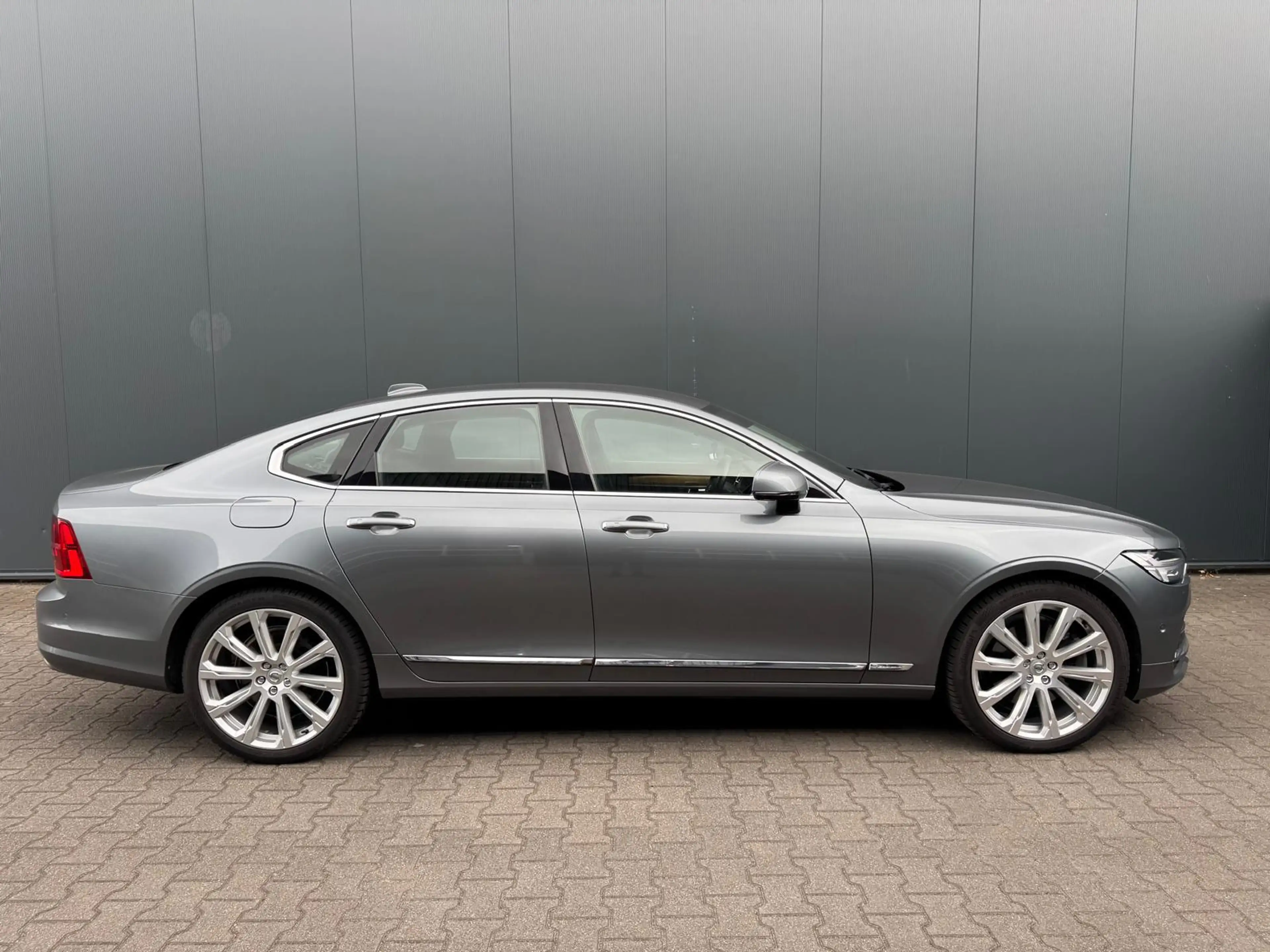Volvo S90 2.0 T8 AWD R-Design — photo 3