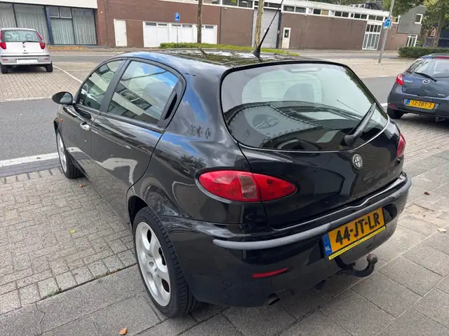 Alfa Romeo 147 view 8